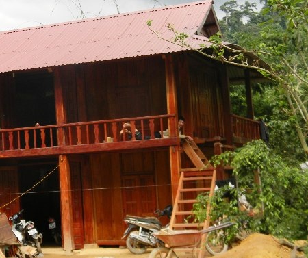 Một ngôi nhà sàn khang trang ở bản Eo Bù - Chút Mút