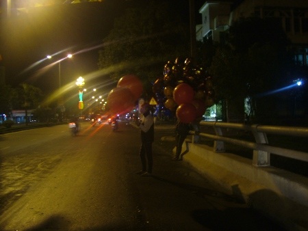 Những em nhỏ cũng quên Tết để mưu sinh