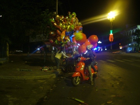 Những quả bóng bay bán được là chút hạnh phúc trong đêm giao thừa