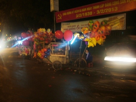 Những quả bóng bay bán được là chút hạnh phúc trong đêm giao thừa