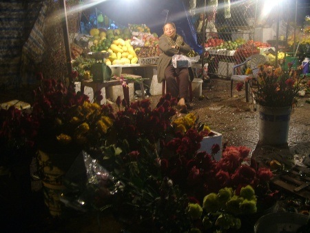 Một bà cụ vẫn chưa thể đoàn tụ với gia đình vì hàng hoa của bà vẫn chưa bán hết