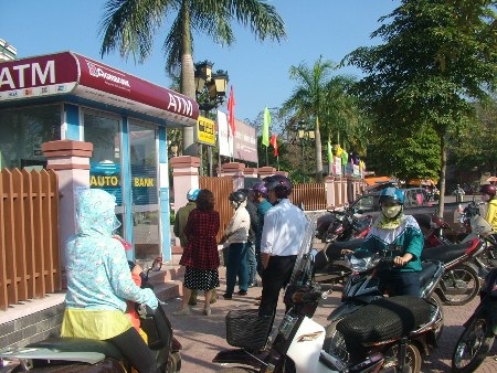 Những ngày này, do lượng người có nhu cầu rút tiền quá đông khiến nhiều cây ATM quá tải 