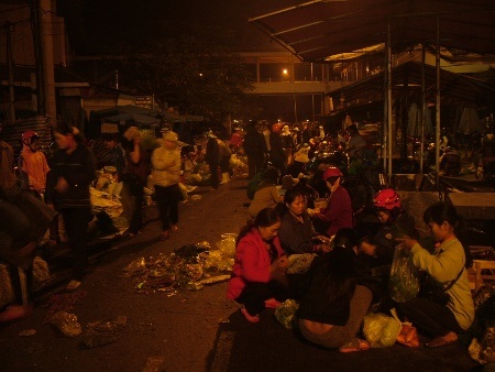 Chợ đêm nhộn nhịp người mua bán