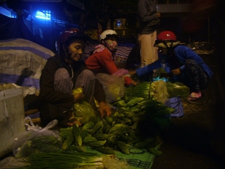 Chợ được bán đầy đủ các chủng loại rau, củ, quả...