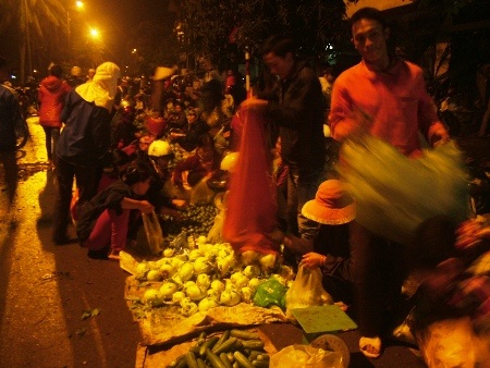 Chợ được bán đầy đủ các chủng loại rau, củ, quả...