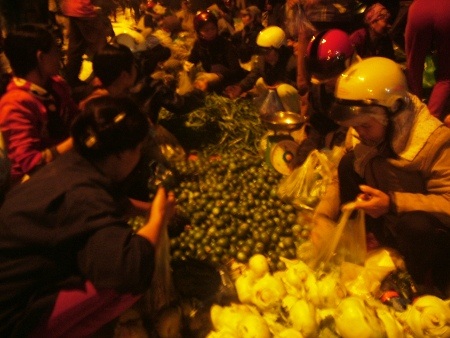 Chợ được bán đầy đủ các chủng loại rau, củ, quả...