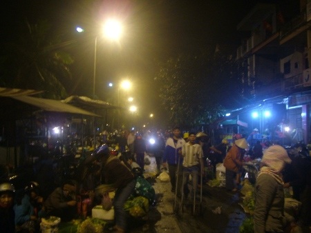 Ngay từ 1h sáng, chợ đã tấp nập kẻ bán người mua