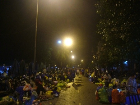 Ngay từ 1h sáng, chợ đã tấp nập kẻ bán người mua