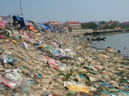 Đoạn sông chảy qua khu vực chợ Lý Hòa tràn ngập các loại rác thải