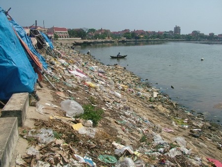 Đoạn sông chảy qua khu vực chợ Lý Hòa tràn ngập các loại rác thải