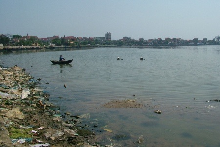 Dòng sông bị ô nhiễm nghiêm trọng bởi các loại rác được thải trực tiếp xuống sông