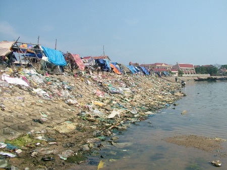 Dòng sông bị ô nhiễm nghiêm trọng bởi các loại rác được thải trực tiếp xuống sông