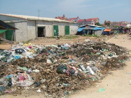 Rác chỉ được tập kết lại để đốt hoặc thải xuống sông chứ không được đưa đi xử lý