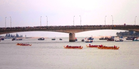 Sông Nhật Lệ trở nên sôi đội bởi các đội bơi tham gia thi tài
