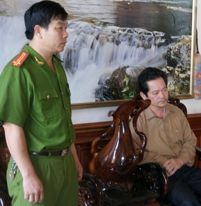 Khởi tố cựu Giám đốc Qũy tín dụng nhân dân Trung ương - 1 Cơ quan điều tra khám xét nhà riêng ông Nguyễn Văn Hải (ảnh: Báo Quảng Bình)