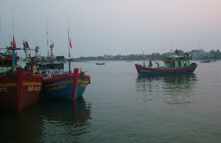 Các tàu cá đánh bắt xa bờ sẽ được lắp đặt thiết bị định vị vệ tinh