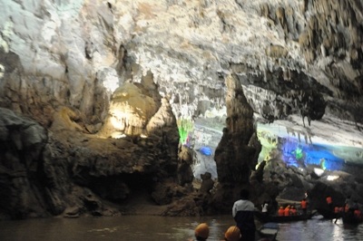 Truyền hình Hồng Kông làm phim về động Phong Nha - 1 Quảng Bình: Truyền hình Hồng Kông làm phim về động Phong Nha