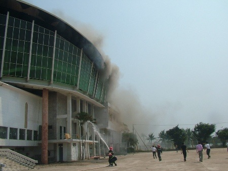 Chỉ trong 2 tiếng, hầu hết sân khấu, phòng làm việc cả trung tâm đã bị bà hỏa thiêu rụi