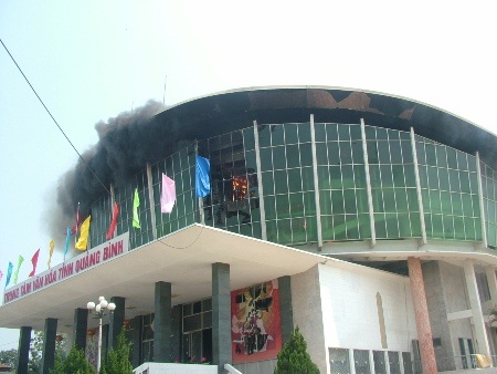 Đám cháy bắt đầu xuất phát từ tầng trên