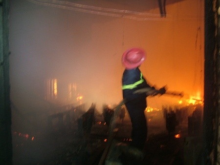 Lực lượng cứu hỏa đến dập tắt đám cháy