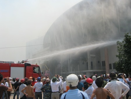 Rất nhiều người dân đến chứng kiến vụ việc