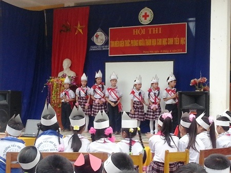 Màn chảo hỏi của các đội thi.