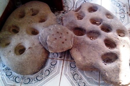 Phát hiện hai mặt trống đồng Đông Sơn - 2 Mặt trống đồng này đang được UBND xã Quảng Lưu cất giữ (Ảnh: Đặng Tài)