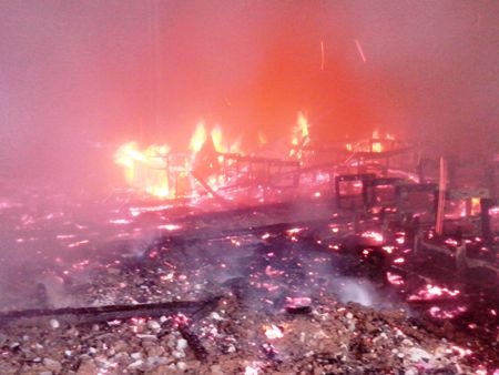 Cháy lớn tại Nhà văn hóa Trung tâm tỉnh Quảng Bình - 5 ...và tiếp cận sâu vào trong