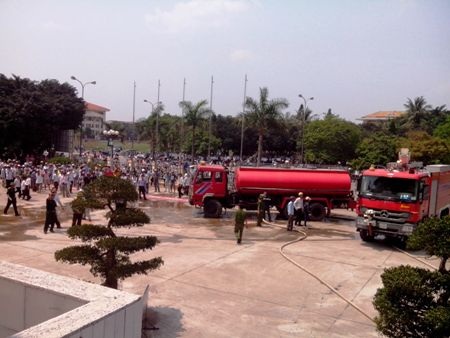 Cháy lớn tại Nhà văn hóa Trung tâm tỉnh Quảng Bình - 2 Lực lượng chức năng được điều động đến hiện trường