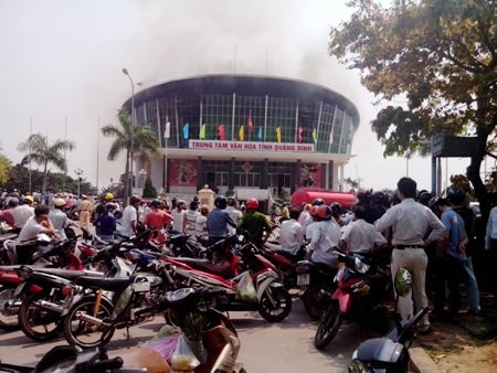 Cháy lớn tại Nhà văn hóa Trung tâm tỉnh Quảng Bình - 9 Rất nhiều người dân đến chứng kiến vụ việc