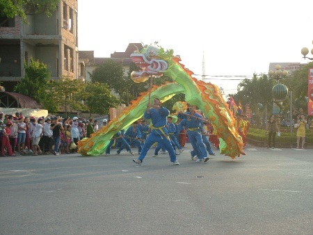 Mở đầu là màn múa Rồng