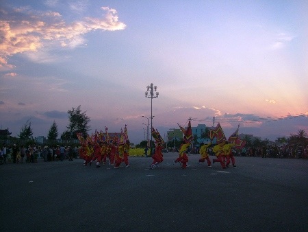 Tiết mục diễu hành chèo cạn mang đậm chất của các làng biển Quảng Bình