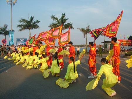 Tiết mục diễu hành chèo cạn mang đậm chất của các làng biển Quảng Bình