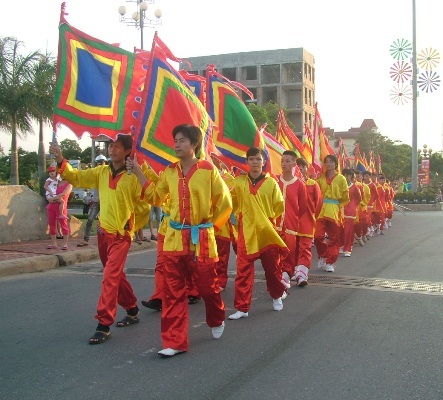 Tiết mục diễu hành chèo cạn mang đậm chất của các làng biển Quảng Bình