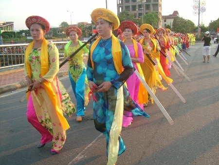 Tiết mục diễu hành chèo cạn mang đậm chất của các làng biển Quảng Bình