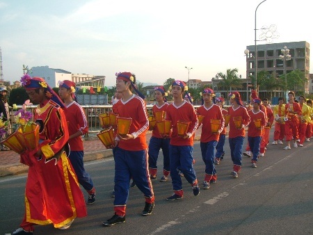 Tiết mục diễu hành chèo cạn mang đậm chất của các làng biển Quảng Bình