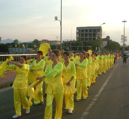 Tiết mục diễu hành chèo cạn mang đậm chất của các làng biển Quảng Bình