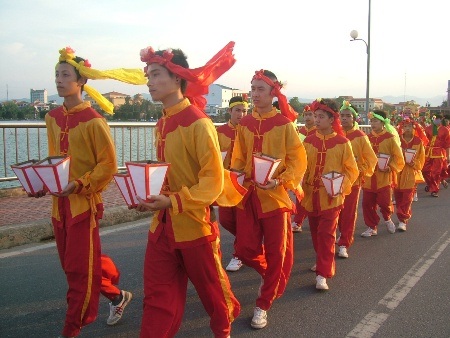 Tiết mục diễu hành chèo cạn mang đậm chất của các làng biển Quảng Bình