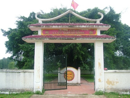 Rễ cây si phủ xuống ôm trọn ngôi miếu