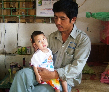 Từ ngày bé Lâm mắc bệnh khiến gia đình anh Tâm trở nên khốn đốn