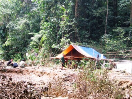 Ráo riết truy tìm các đối tượng giết hại 5 phu trầm dã man - 1 Khu lán trại của 5 phu trầm bị sát hại dã man (Ảnh do BĐBP Quảng Trị cung cấp)