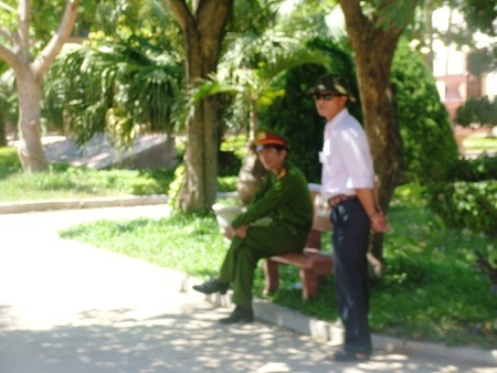 Trước giờ phát đề thi, bảo vệ trường vẫn gây cản trở và không cho PV vào ghi nhận kỳ thi.