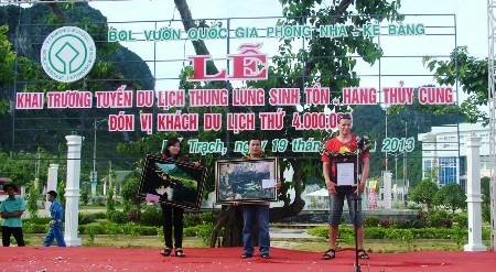 Vị khách du lịch thứ 4 triệu (phải) và 3.999.000, 4.000.001