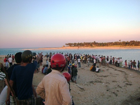 Người dân theo dõi việc tìm kiếm 2 học sinh mất tích