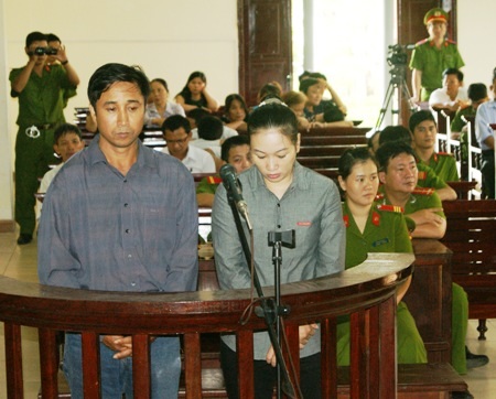 Bị cáo Hà và Bảy trước vành móng ngựa