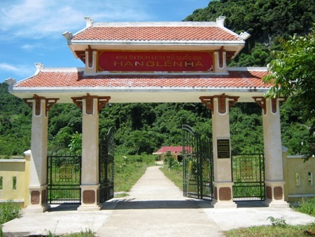 Khuôn viên khu di tích lịch sử quốc gia hang Lèn Hà