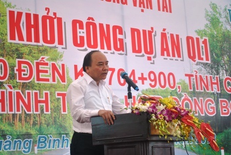 Phó thủ tướng Nguyễn Xuân Phúc nhấn mạnh tầm quan trọng của việc mở rộng QL 1A (Ảnh: Đặng Tài)