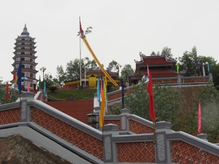 Tổng thể Đền tưởng niệm các anh hùng, liệt sĩ ở phà Long Đại