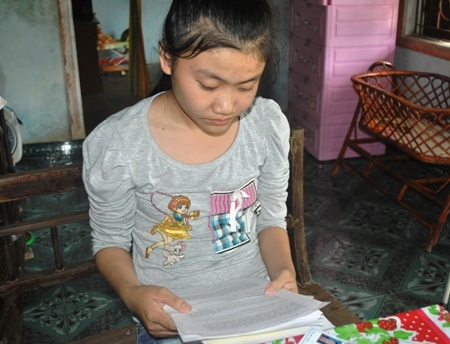 Nước mắt cảm động của Huyền khi xem lại những bức thư mà chú Lothar đã gửi cho em