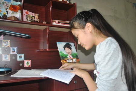 Trong căn phòng học và nhiều đồ dùng học tập mới mà chú Lothar dành tặng